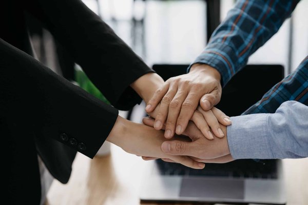 Quelle est la meilleure façon de coordonner des escarpins vernis avec une tenue business féminine?