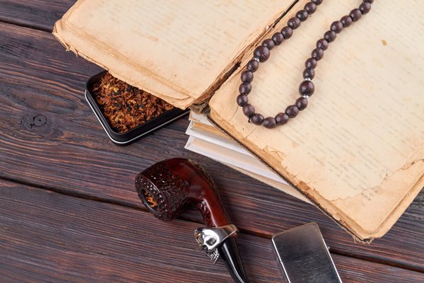 Quels types de bijoux choisir pour rehausser une tenue de travail sans en faire trop ?